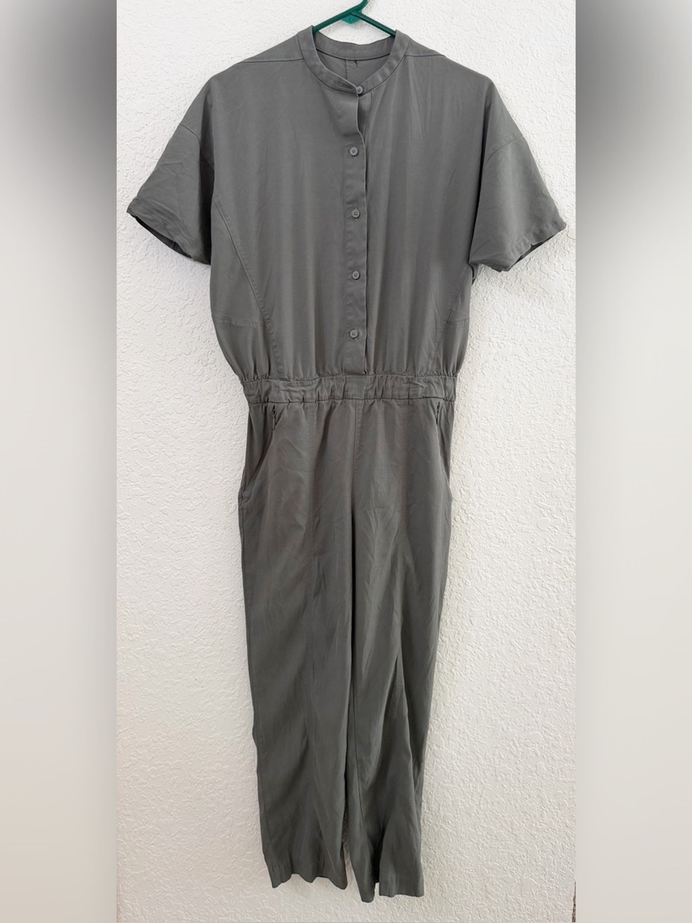 Lululemon Perfectly Poised Jumpsuit
Grey Sage Size 6